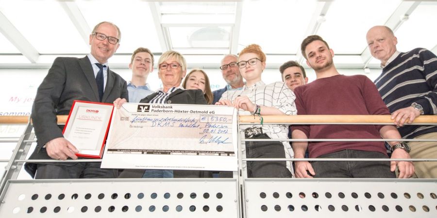 Gemeinsamer Kampf gegen Blutkrebs: Die Schülerinnen und Schüler der Friedrich-Spee-Gesamtschule Paderborn haben mit einem Spendenlauf 5350 Euro für die DKMS gesammelt (von links): Schirmherr Landrat Manfred Müller, Niklas Lauströer, Ingrid Seipolt (Aktionsteam der DKMS), Julia Alina Pütz, Lothar Schlegel (Schulleiter der Friedrich-Spee-Gesamtschule), Marie Pütter (Koordinatorin der Schulsanitäter), Marc Meglin (stellvertretender Koordinator der Schulsanitäter), Fabian Legenhausen, Bernhard Schulte (Sportlehrer). (Foto: Amt für Presse- und Öffentlichkeitsarbeit, Kreis Paderborn, Anna-Sophie Schindler) Gemeinsamer Kampf gegen Blutkrebs: Die Schülerinnen und Schüler der Friedrich-Spee-Gesamtschule Paderborn haben mit einem Spendenlauf 5350 Euro für die DKMS gesammelt (von links): Schirmherr Landrat Manfred Müller, Niklas Lauströer, Ingrid Seipolt (Aktionsteam der DKMS), Julia Alina Pütz, Lothar Schlegel (Schulleiter der Friedrich-Spee-Gesamtschule), Marie Pütter (Koordinatorin der Schulsanitäter), Marc Meglin (stellvertretender Koordinator der Schulsanitäter), Fabian Legenhausen, Bernhard Schulte (Sportlehrer). (Foto: Amt für Presse- und Öffentlichkeitsarbeit, Kreis Paderborn, Anna-Sophie Schindler)